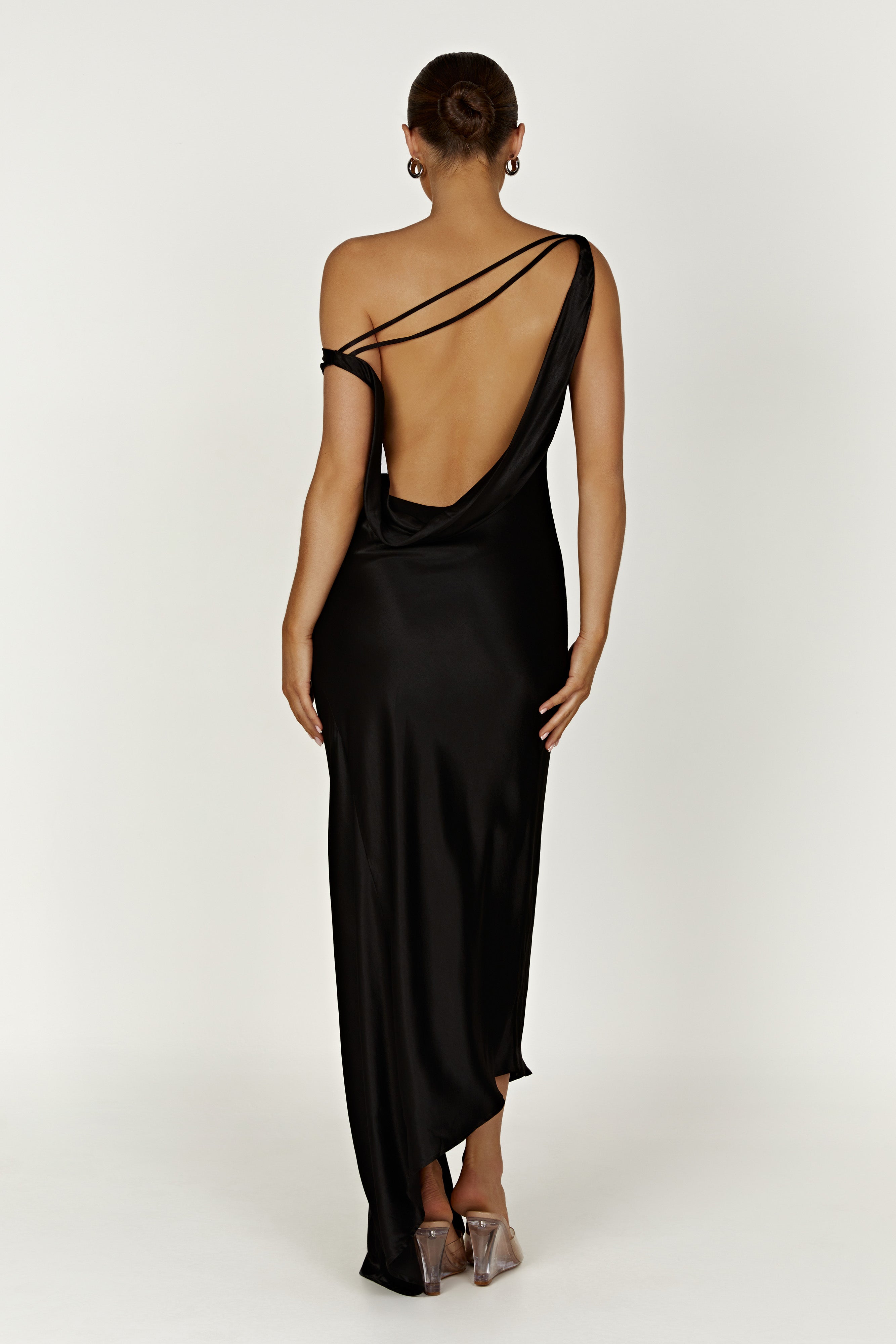 Yvette Slip Maxi Dress With Asymmetrical Hem – Black Robes longues invitées The Wedding Explorer Yvette Slip Maxi Dress With Asymmetrical Hem – Black Robes longues invitées The Wedding Explorer
