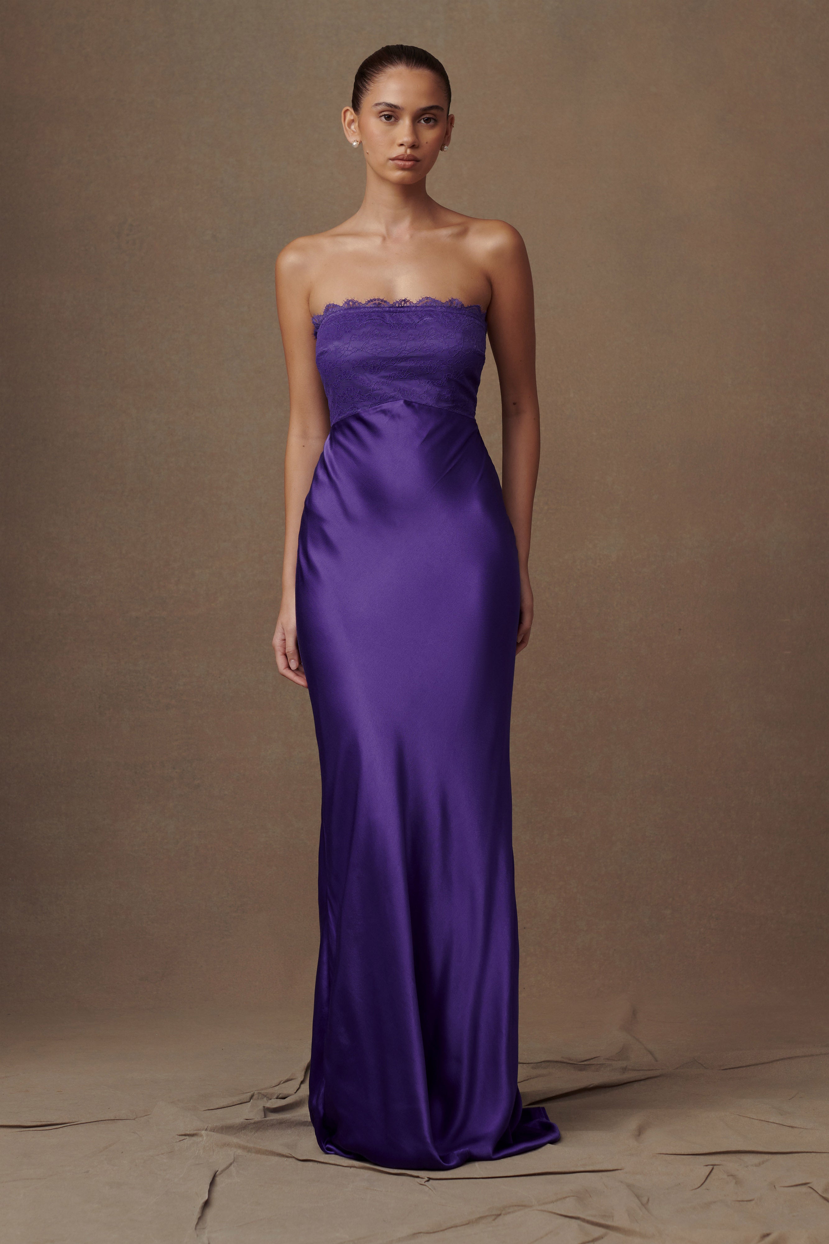 Darcie Strapless Satin Maxi Dress – Deep Purple Robes longues invitées The Wedding Explorer