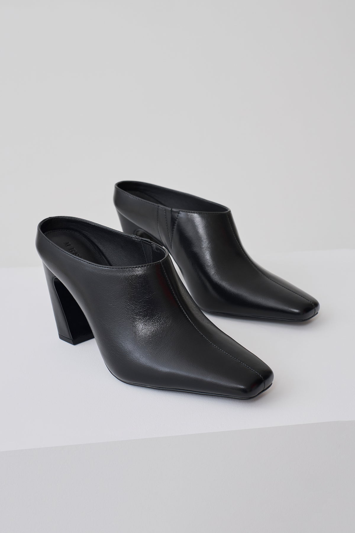 Conne Pointed Mule Wedge - Black