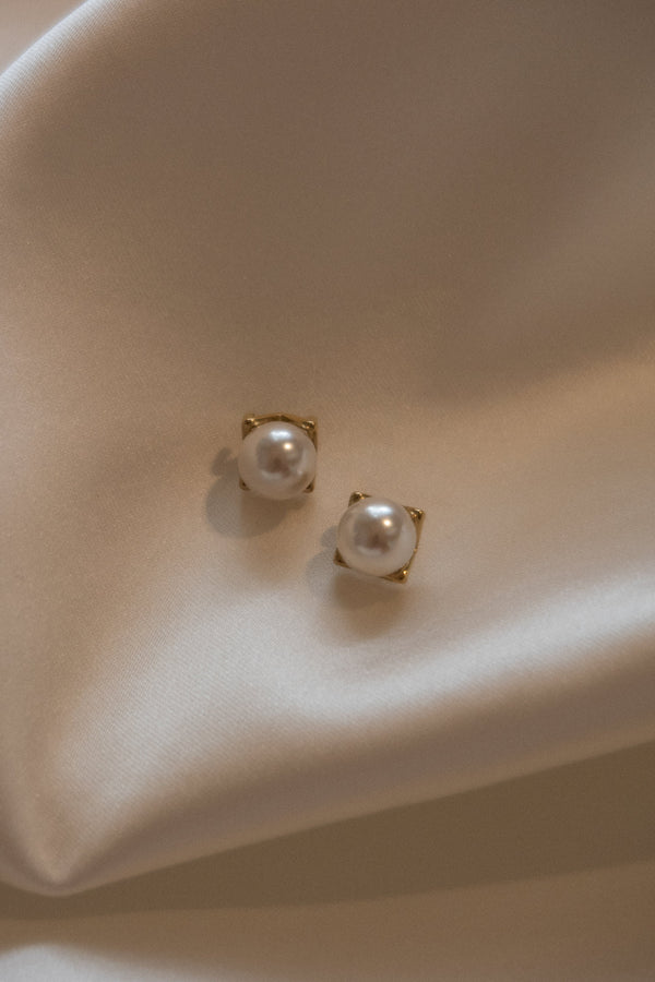 Lovestruck Pearl Earrings - Gold