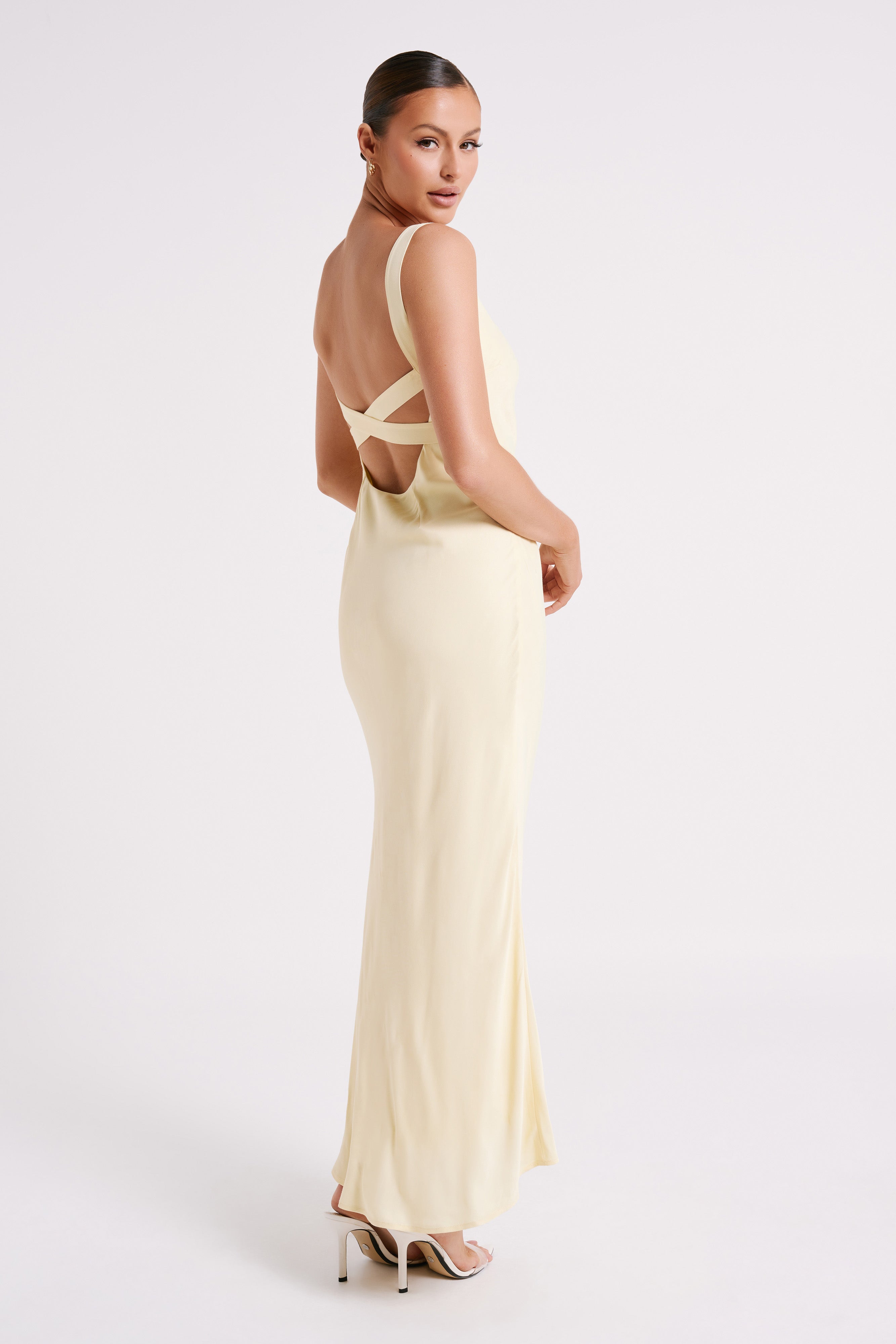 Ensley Satin Maxi Dress – Light Yellow Robes longues invitées The Wedding Explorer Ensley Satin Maxi Dress – Light Yellow Robes longues invitées The Wedding Explorer