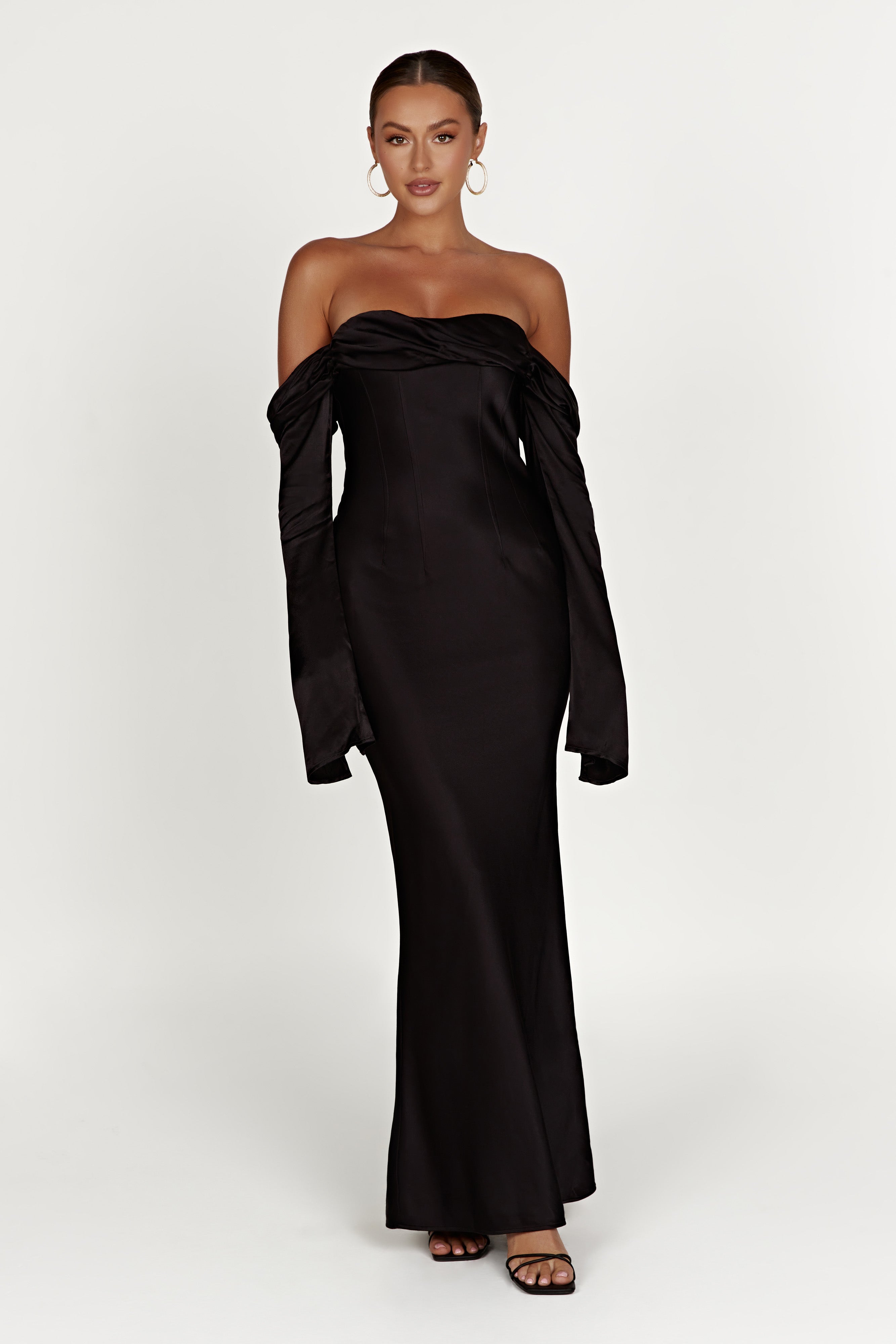 Giselle Off Shoulder Cowl Neck Maxi Dress – Black Robes longues invitées The Wedding Explorer Giselle Off Shoulder Cowl Neck Maxi Dress – Black Robes longues invitées The Wedding Explorer