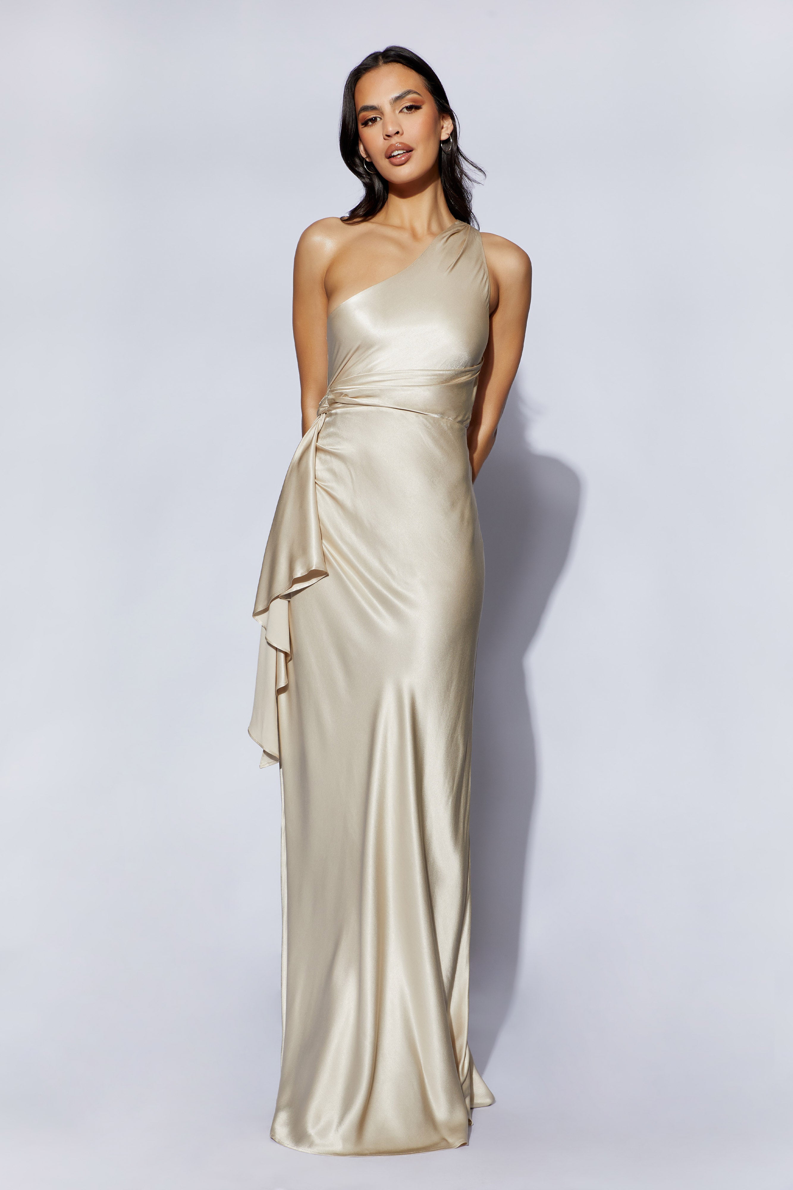 Calliope One Shoulder Maxi Dress – Champagne Tenues Invitées Mariage The Wedding Explorer Calliope One Shoulder Maxi Dress – Champagne Tenues Invitées Mariage The Wedding Explorer